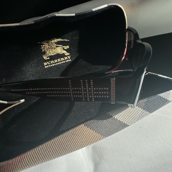 Burberry sunglasses with a case - Picture 6 of 7
